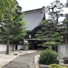 そり返った屋根