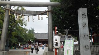 浅草寺本堂から少し右奥にあります