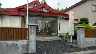 鮮やかな赤い屋根