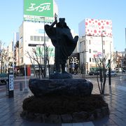 松本駅前に鎮座