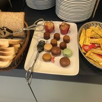 朝のブュッフェにマカロン、カヌレ、カップケーキ