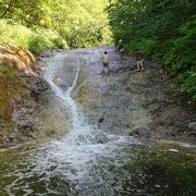 お手軽滝登りができる温泉の滝