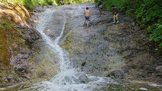 お手軽滝登りができる温泉の滝