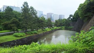 汐見坂の脇にある濠