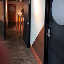 奥の右側にW.C.とシャワールーム。