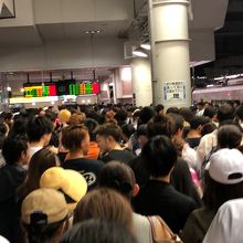 大混雑のJR大阪駅、環状線乗り場