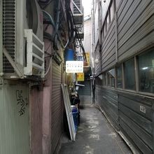 観光案内所の裏の路地にお店はあります