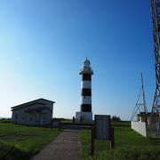 男鹿半島の北端に建つ入道崎灯台は白黒のモノトーンに塗り分けられていた