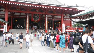 雷門、仲見世、宝蔵門を通り、浅草寺本堂でお参り