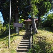 なまはげ館に向う途中の小さなお堂の中は、一万三千体の地蔵菩薩であふれていました。