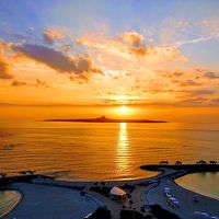 部屋バルコニーからの伊江島に沈む夕日