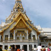 タイ全土で２番目に参拝客の多い寺