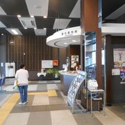 きれいに建替えられた複合駅舎の観光案内所は空いていて親切