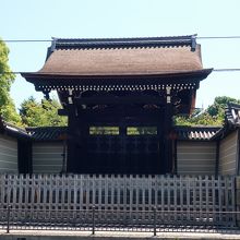 閉ざされた山門