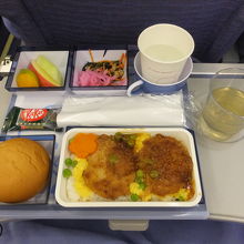 羽田→台北松山：メインはカツ丼か照焼チキン。前者をチョイス。