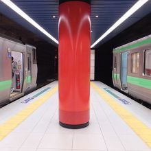 右、ロマンスシートの列車。左、ロングシートの電車。