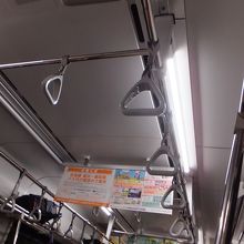 ロングシートの列車の車内。通勤電車と同じ。