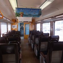 ロマンスシートの電車。