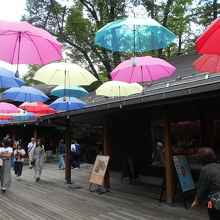 偶々軽井沢アンブレラスカイという梅雨装飾イベントでカラフル