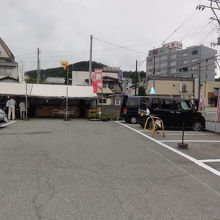 朝、旅館の駐車場で朝市が開催されていますが、観光客価格でした