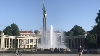 大きな噴水が目印　ソビエト戦勝記念碑