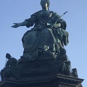 オーストリアの肝っ玉かあさん　女帝　マリアテレジアの像