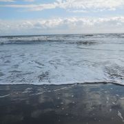 黒っぽい砂の海岸