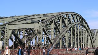 対岸から大聖堂を眺めるには