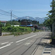 この道路沿いです。