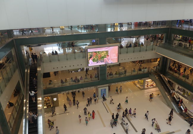 沙田駅に直結した巨大ショッピングモール