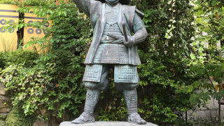 幸村の銅像が建つ神社。