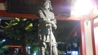 浅草寺のお水舎、立派な像と天井に龍があります