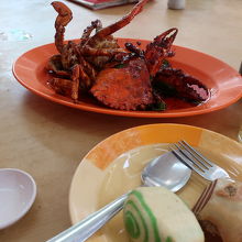 チリクラブを揚げパンで