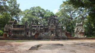中に小さな遺跡が立並んでいる寺院遺跡です。