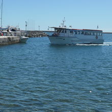 港に到着する小型船