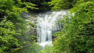 恵庭渓谷のひとつ「白扇の滝」