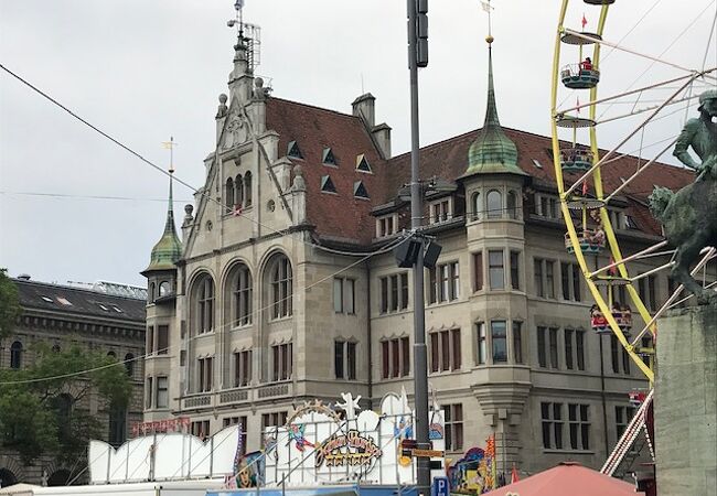 フラウミュンスター 教会の横