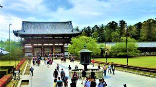 回廊の中心で朱色が目立つ楼門[中門]