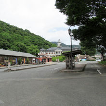 「第九の里」、奥が「鳴門市ドイツ館」、手前が物品販売所