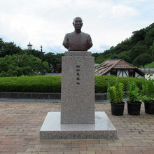 建物前には松江所長の像がありました 