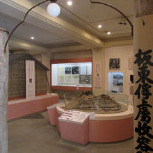 史料展示室の入口のデザインも、俘虜収容所の入口
