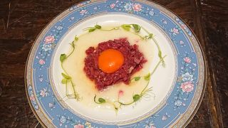 卵の味が濃い肉のユッケ