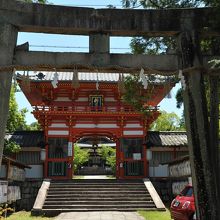 朱塗の門が印象的だ