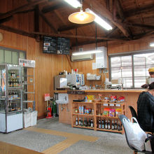 天井の梁などは、収容所で使われていた建材なのでしょう