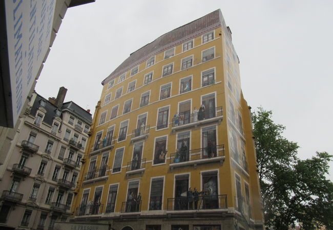 建物の２面に描かれている