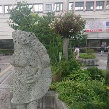 異彩を放つ石像である