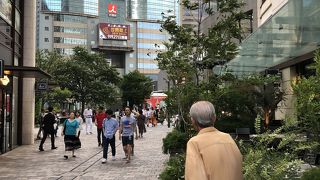 広場の店はヨーロッパの街並みみたい