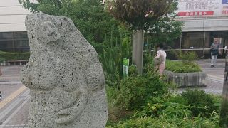 宇都宮駅前の餃子の石像