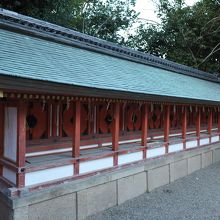 横に長い社殿だ