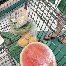 スイカ、半分でおよそ9ドルちょい。大きくてタネ少なめ。甘さ控